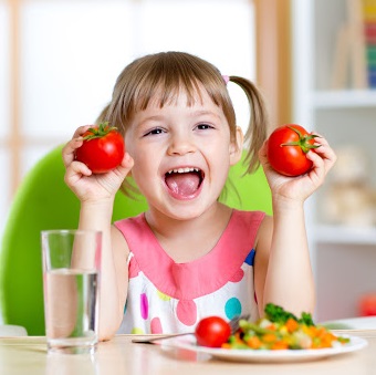 Детское питание в летнее время: чем накормить малыша в жаркий период?